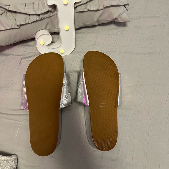 Louis Vuitton silver shoes/sandals - Picture 6 of 15